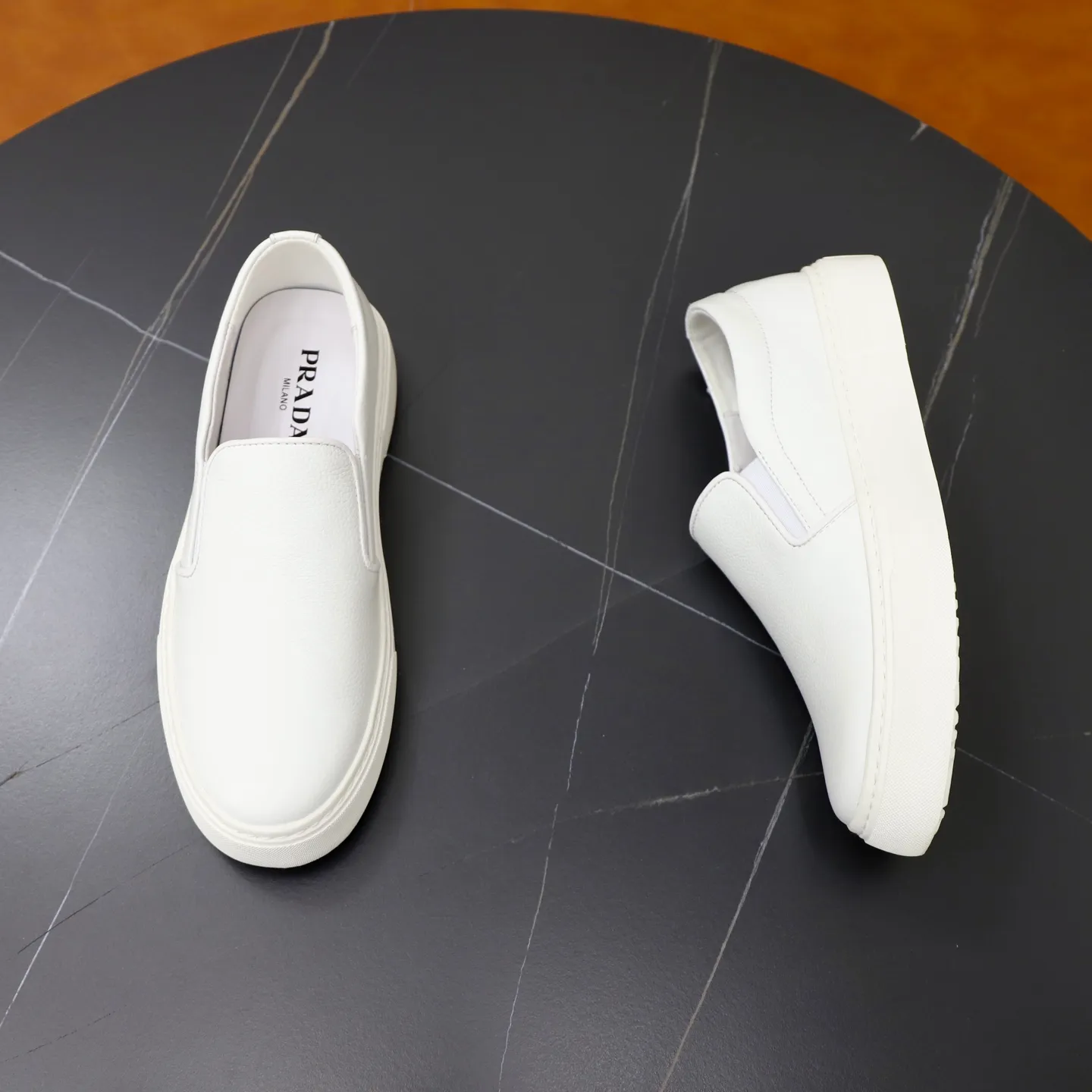 Ex-factory price: 420💰🙅‍♂️🙅‍♂️🙅‍♂️ Brand: PRADA Standard code: 38–44 (45 can be customized) Grade: Same as the official website Material: Original cowhide fabric Comfortable pigskin lining Lightweight wear-resistant outsole Style category: Men's fashionable casual shoes and boots Running sports shoes Distinguished luxury brand elements Top luxury Color: actual picture color